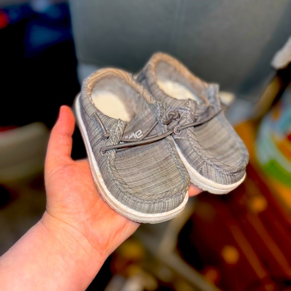 Toddler hey dudes size 6.